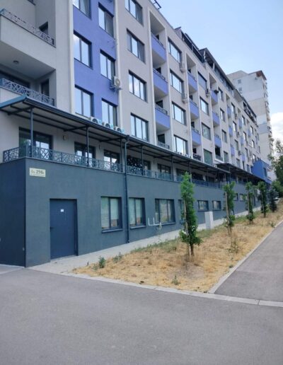 „Многоетажна сграда с декоративни метални парапети и навес от сандвич панели и метални парапети от лазерно рязана ламарина.“