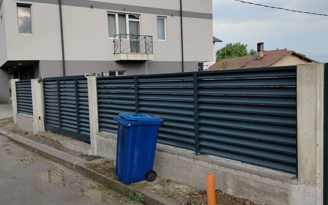 Oграда с хоризонтални ламели и плъзгаща дворна вратa
