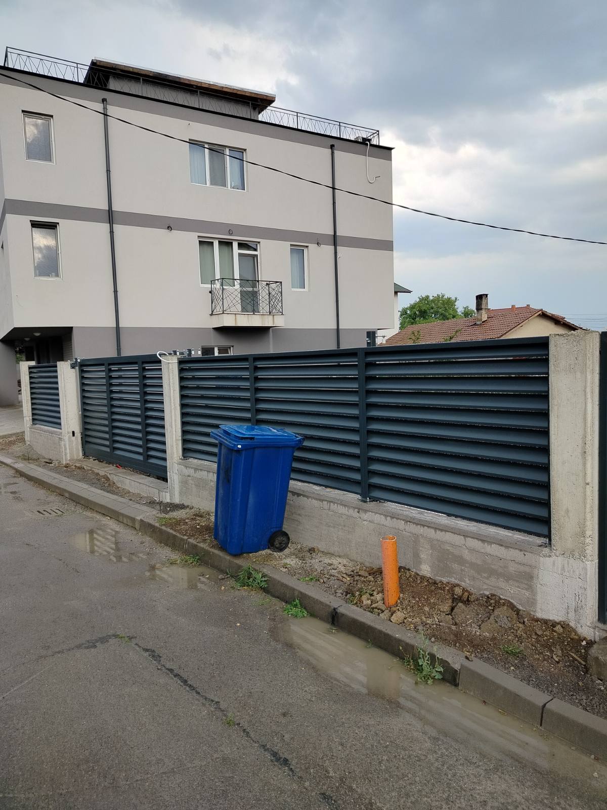 Oграда с хоризонтални ламели и плъзгаща дворна вратa