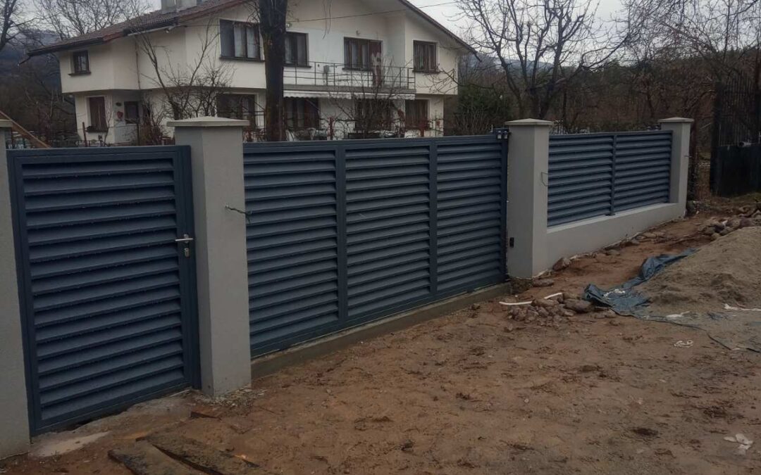 Плъзгаща се портална врата и ограда от ламели