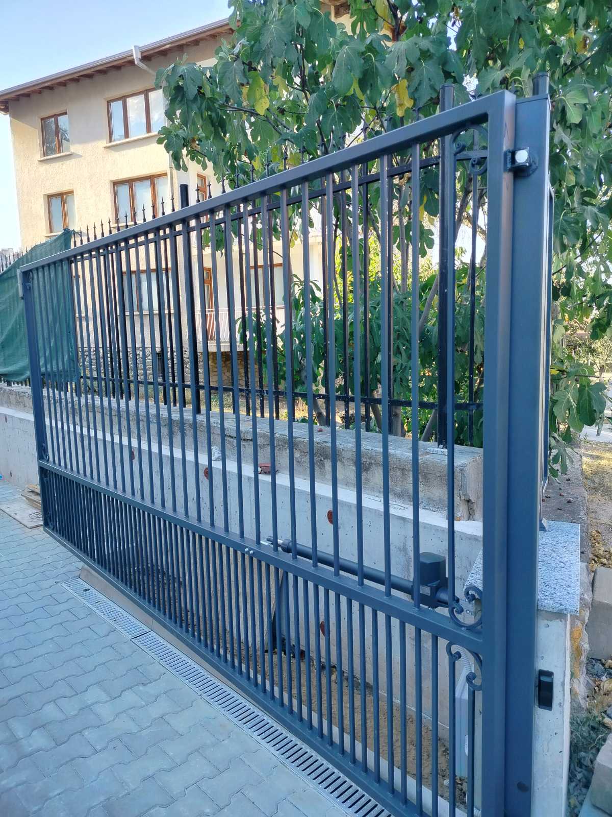 Метална ограда с две портални врати и пешеходна врата